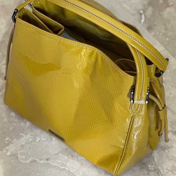 Burberry Patent Leather embossed Bilmore tote in Mustard Yellow - Picture 4 of 15